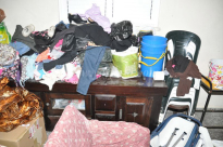 بالصور: الشرطة تعيث فساداً في بيت عائلة عربية بمدينة اللد وتعتقل أحد السكان